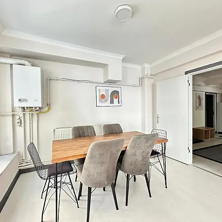 Modern Design, Spatious In Karakoey 4br, 2ba